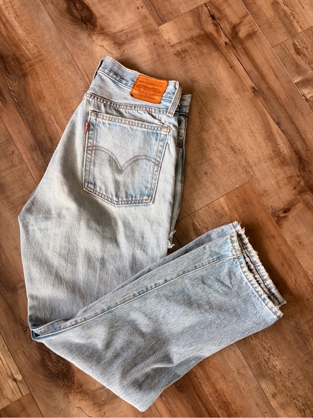 Women’s Levi trendy wedgie straight distressed jeans. Size 27